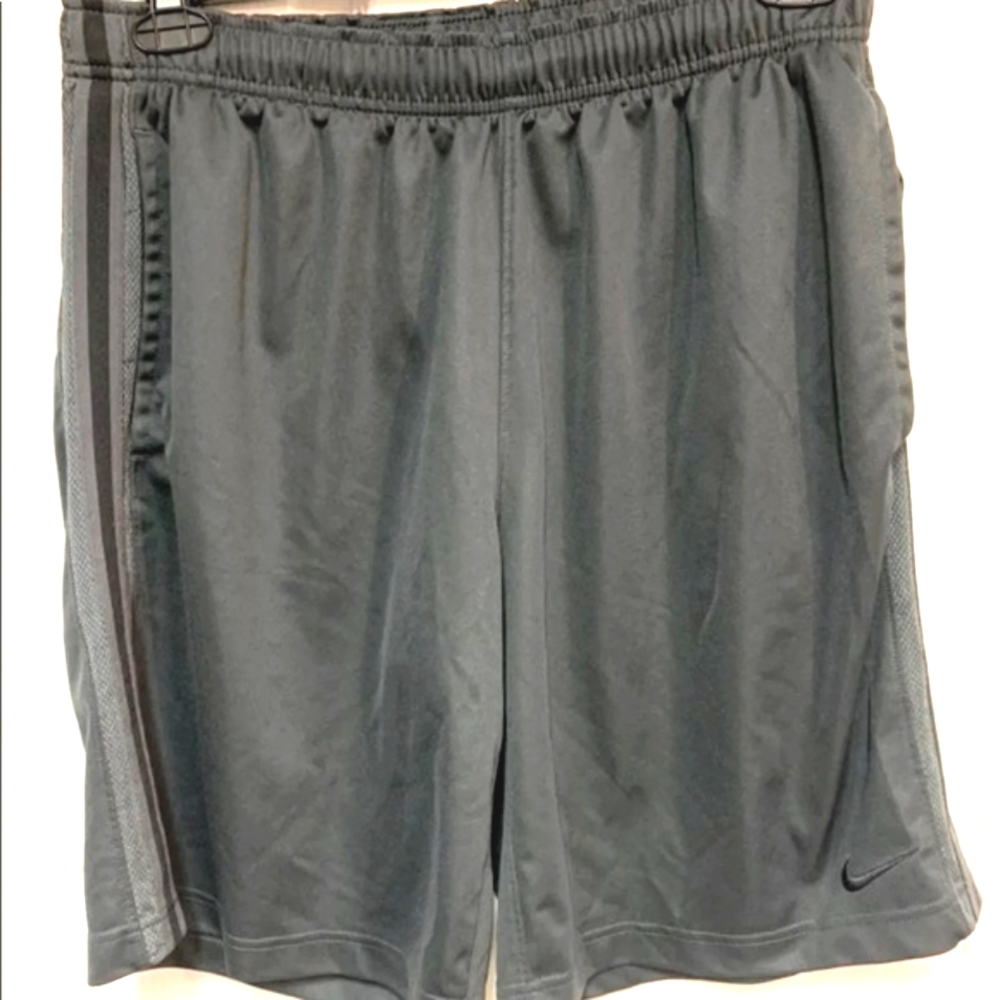 Nike black activewear shorts men's Large with pockets